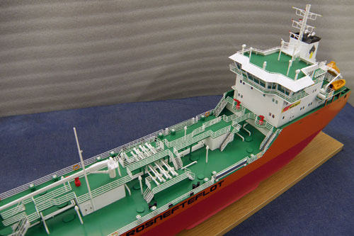 Модель танкера Роснефтефлот, кормовая часть и надстройка