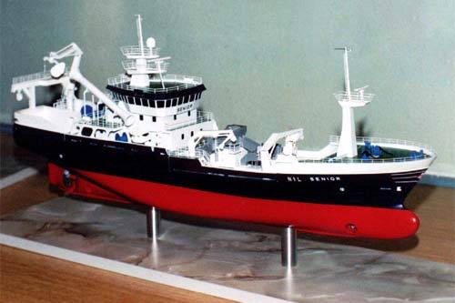 Scale model of trawler Senior, view on starboard