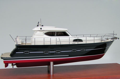 Scale model of yacht Elling E4, view on starboard