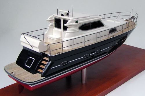 Модель-копия яхты Эллинг Е4, вид с кормы на правый борт